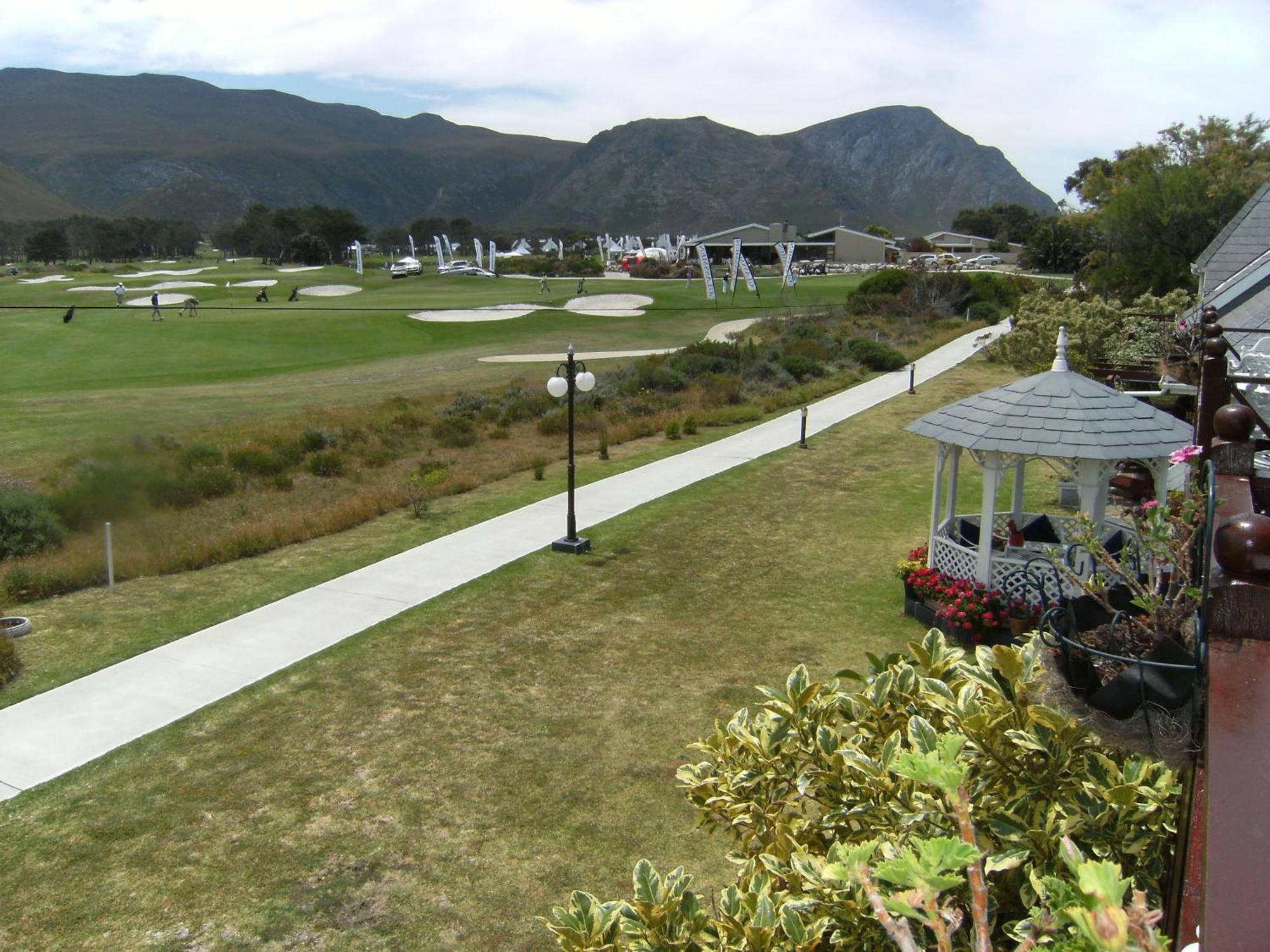 Mulligans Guest Lodge 허머너스 외부 사진